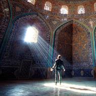 بررسی نقش نور در تبیین توالی فضای معماری مساجد نمونه موردی: مسجد شیخ لطف اله